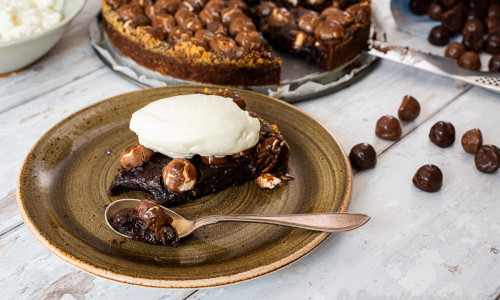 Kladdkaka toppad med segt Polly godis passar riktigt bra ihop. 