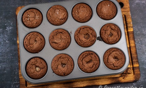 Grädda muffinsen på 225 grader vanlig ugn i nedre delen i 8 minuter. Låt svalna i formen. 