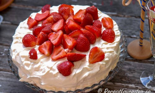 Klassisk midsommartårta med jordgubbar, tårtbottnar med vaniljkräm och grädde. 
