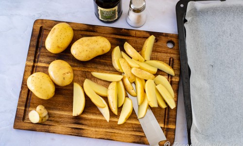 Potatis med fint skal behövs ej skalas utan bara putsas från fula delar samt delas i klyftor.  