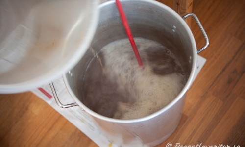 Häll över sötvörten i en stor kastrull på 15-20 liter. Nu ska den kokas ca en timme med humle för att få smak.
