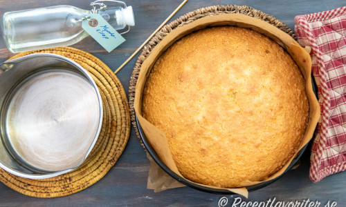 Baka kakan till fin färg i mitten av ugnen i ca 35 minuter på 175 grader. 