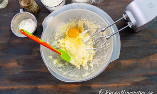Tillsätt ett ägg i taget under vispning. 