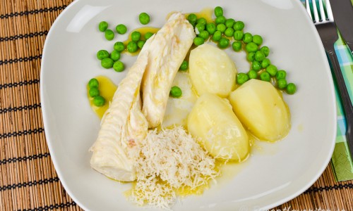 Ett serveringsförslag till kokt fisk är med skirat smör och pepparrot, ärtor samt kokt potatis. 