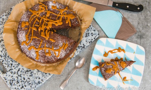 Kolakladdkaka med Dulce de Leche. Servera kladdkakan som den är eller med vispad grädde eller en kula vaniljglass. 