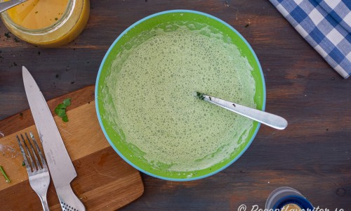 Såsen mixas så att koriander och persilja finfördelas till en grön sås. 
