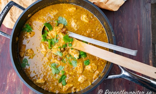 Korma curry med kyckling i gryta