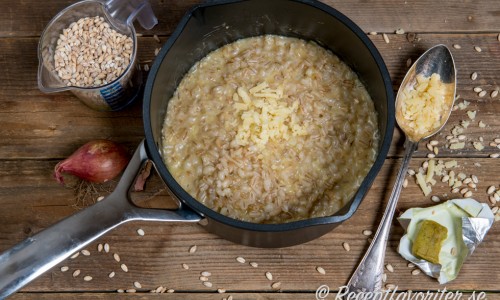 Kornotto är en variant på risotto fast kokt med helt korn. 