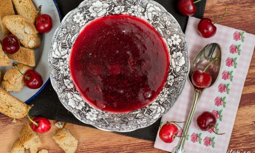 Körsbärssoppa är lite tunnare än krämen och kan serveras som dessert med mandelskorpor samt en kula vaniljglass. 