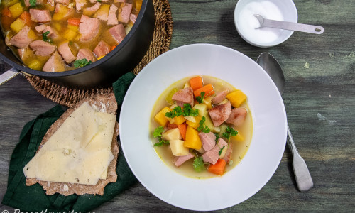 Korvsoppan får god smak av rotfrukter, purjolök, kryddpeppar, lagerblad och grönsaksbuljong. 