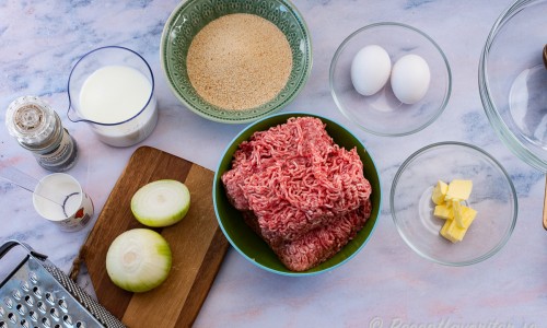 Till köttbullarna behöver du peppar, salt, mjölk, ströbröd, ägg, blandfärs och ägg. 