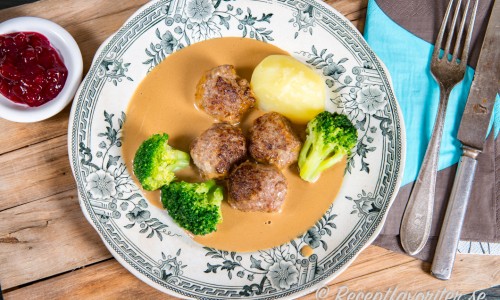 Köttbullar med brunsås eller gräddsås, kokt potatis, kokt broccoli och lingon - klassisk husmanskost. 