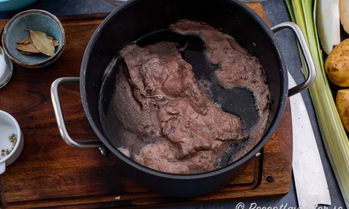 Koka upp köttet och häll sedan bort vattnet samt skölj rent köttet och grytan. 