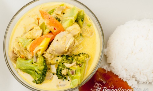 Kyckling med currysås, grönsaker och ris
