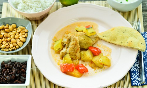 En kycklinggryta med curry med garam masala, zucchini och paprika.