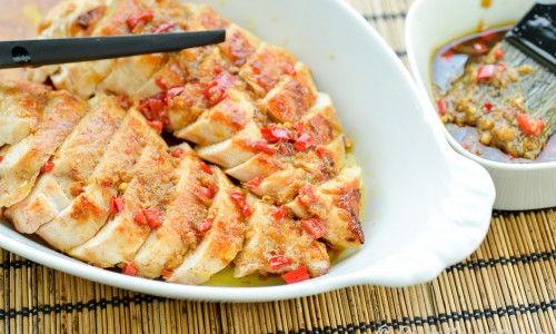 Kycklingfilé med asiatisk glaze smaksatt med chili, ingefära, lime, soja, vitlök och sesamolja. 