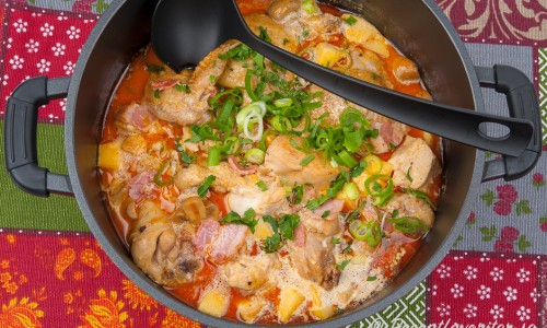 Kycklingryta kokt med styckad kyckling med ben ger god smak. Du kan exempelvis ta hel kyckling och stycka eller kycklinglår och dela. 