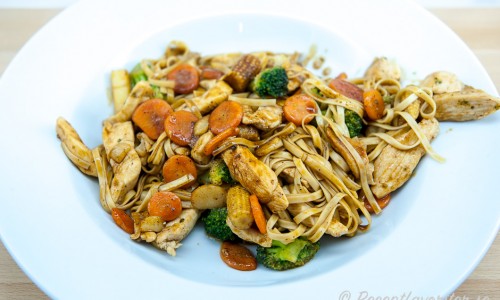 Kycklingwok med nudlar
