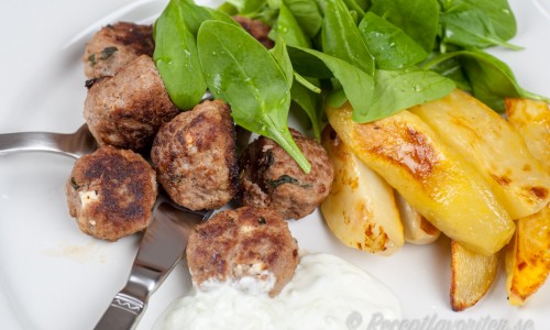 Ett serveringsförslag på lammköttbullar är med klyftpotatis och tzatziki. 