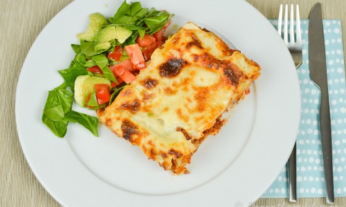 Servera gärna lasagnen med en sallad - förslag är grönsallad samt tärnad tomat och avokado. 