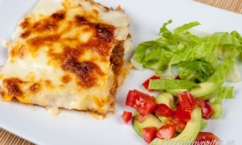 Lasagne med ostsås är gott med grönsallad, avokado och tomat till. 