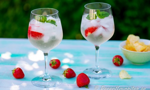 Lillet Blanc cocktail med jordgubbar och mynta