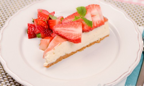 Servera jordgubbscheesecaken med enbart färska jordgubbar, jordgubbssylt eller andra färska bär eller sylt.