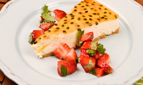 Limecheesecake med passionsfruktsgelé och färska jordgubbar. 