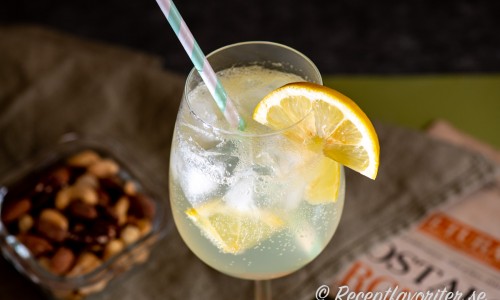 Limoncello Fizz cocktail i vinkupa