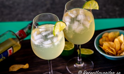 Limoncello Spritz i vinglas med is och lime