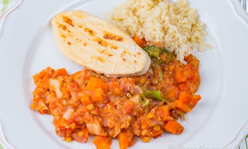 Linsgryta med quornfilé och quinoa på tallrik