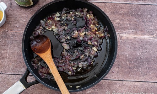 Stek i olivolja i 10 minuter på medelvärme medan du kokar linserna. 