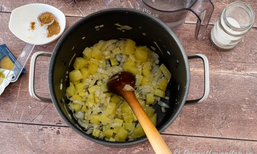 Fräs lök, potatis och vitlök i olja eller smör utan få färg i ca 5 minuter. 