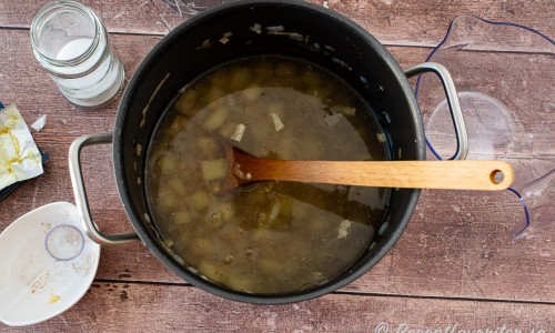 Tillsätt vatten, salt och buljongtärning samt koka upp. 