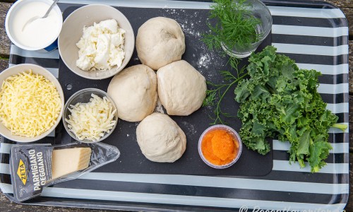 Ingredienser till löjromspizzorna: créme fraiche, riven mozzarella, parmesan, riven pecorino, grovt delad färsk mozzarella, deg, dill, löjrom och grönkål. 