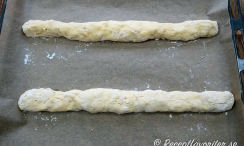 Degen till skorporna formad till två längder som bakas på plåt. 