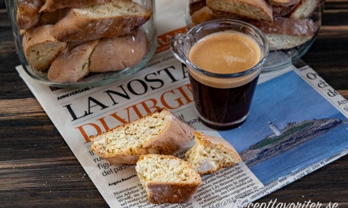 Mandelbiscottis eller Italienska mandelskorpor serverade med en dubbel espresso till fika. 
