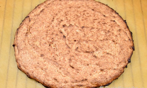 Mandelbotten med mixade mandlar och socker blandad med äggvita bakad till en rundel som passar att ha som tårtbotten med mousse på eller varva med ex. smörkräm till tårta. 