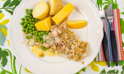 Fisk med mandel, kokt potatis, ärtor och citron. 