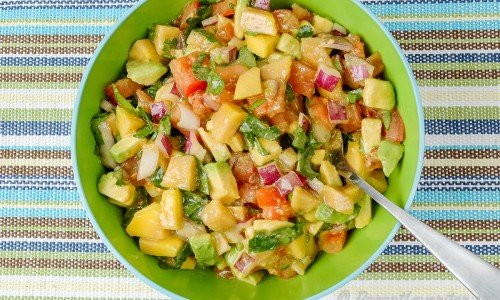 Avokado-, mango- och tomatsalsa med rödlök och olivolja är gott som tillbehör till grillat eller stekt fisk som lax, kyckling, kotlett, halloumi, grönsaker med mera. 