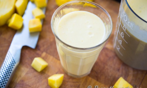 Mangosmoothie med kokosmjölk i glas