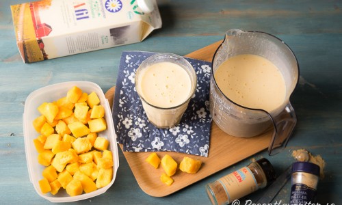 Med fryst mango i bitar, A-fil och lite kryddor mixar du snabbt en god nyttig smoothie. Du kan ta färsk mango och annan vätska som mjölk eller juice - det mesta funkar. 
