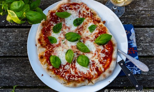 Margherita pizza gräddad på utegrill. Basilikan kan även läggas på efter gräddning om man önskar det. 