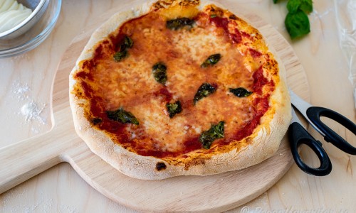 Pizza Margherita är enkel med enbart tomatsås, mozzarella samt basilika - men en av de godaste tycker jag. 