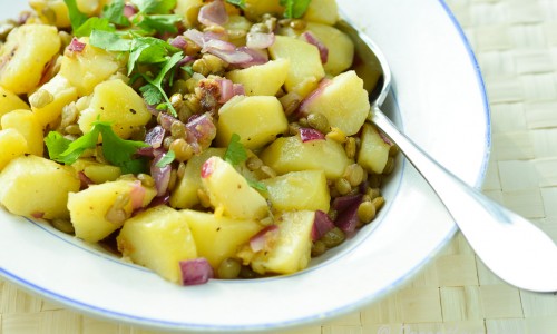 Marinerad potatis med linser, vitlök och rödlök