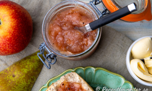 Äpplen och päron blir en god marmelad ihop tillsammans med lite vanilj, lime och calvados om man önskar. 