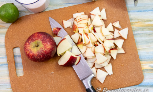 Skölj och skär äpple i bitar. Skalet kan vara kvar. 