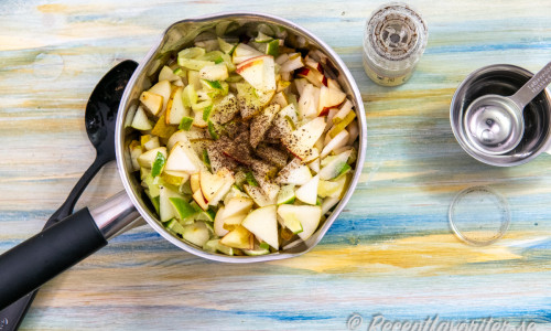 Lägg äpple och päron i en kastrull med hackad lime, lite vatten samt vaniljpulver eller vaniljstång. 