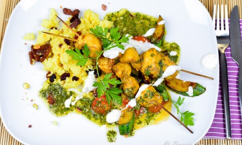 Marockanska kycklingspett med tillbehör som couscous, zucchini, tomat, yoghurtsås och chermoula. 