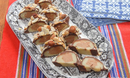 Marsipanlimpa med nougat och choklad toppad med nötter i bitar
